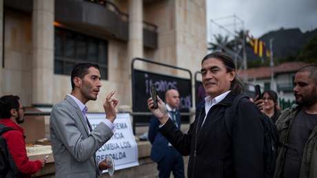 El senador opositor Gustavo Bolívar abandona Colombia y denuncia amenazas de muerte y falta de protección