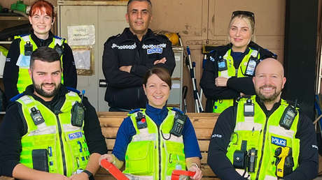 La Policía arresta a un ladrón que se escondió bajo una manta y olvidó ocultar sus "grandes pies"