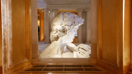 Exponen en Dubái una réplica del David de Miguel Ángel con los genitales cubiertos