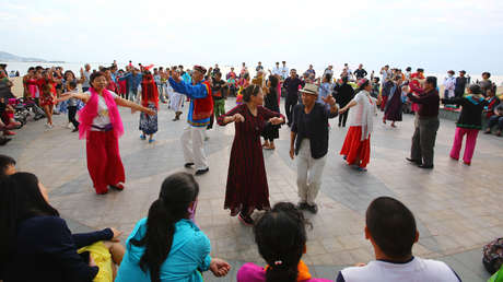 Idean un dispositivo para 'dispersar' los bailes grupales de ancianas en China y se convierte en un éxito de ventas