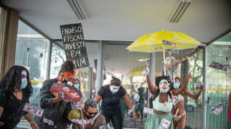 VIDEO: Manifestantes escrachan al ministro de Economía de Brasil por su aparición en los Papeles de Pandora