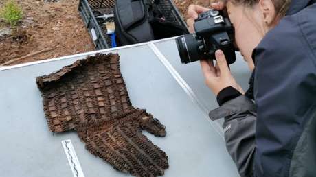 Hallan un fragmento de una coraza de láminas con un agujero de bala cerca del emplazamiento de la primera ciudad rusa en el Ártico