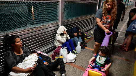 Encuentran en México a 800 migrantes dentro de seis contenedores de refrigeración transportados por tres tráileres