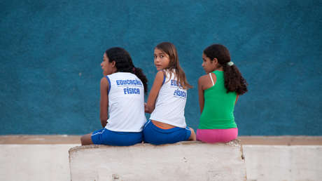 El veto de Bolsonaro a la distribución gratuita de absorbentes a millones de niñas y mujeres vulnerables causa indignación en Brasil