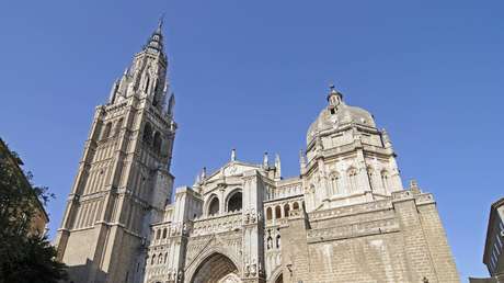 "Uso indebido de un lugar sagrado": arzobispado de Toledo se disculpa por el clip "sensual" de C. Tangana y Nathy Peluso rodado en la catedral