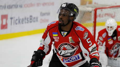 Jugador afroamericano abandona el club ucraniano de hockey Donbass, luego de que un rival le mostrara un gesto racista de 'comer un plátano'