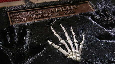 Piden transferir a otra escuela a una directora, que es fan de Iron Maiden, por publicar "un símbolo satánico" en su perfil de trabajo en Instagram