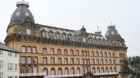 "No somos racistas": dos mujeres reclaman que les devuelvan el dinero de sus reservas en un hotel de Inglaterra porque alberga refugiados afganos