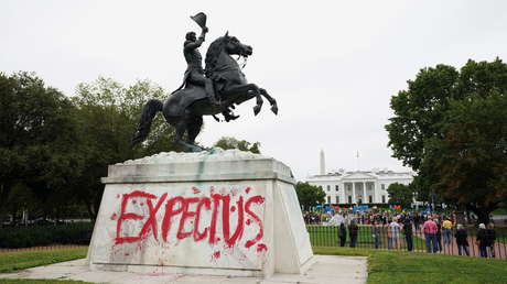 FOTOS: Activistas indígenas vandalizan la estatua de un expresidente de EE.UU. situada frente a la Casa Blanca