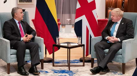 La no tan velada estrategia de Reino Unido para "mejorar su percepción" en Colombia (mientras financia a la Policía y continúa su inversión minera)