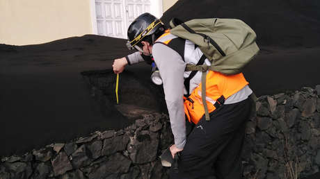 Estiman que el volcán de La Palma ya ha expulsado entre ocho y nueve millones de metros cúbicos de ceniza