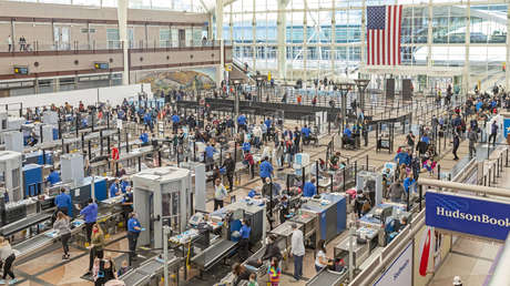 Una mujer se pasea desnuda por un aeropuerto de EE.UU. mientras se ríe y hace preguntas a los pasajeros