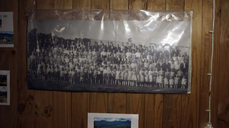 Víctimas del antiguo centro de detención y tortura Colonia Dignidad en Chile protestan por una serie de Netflix