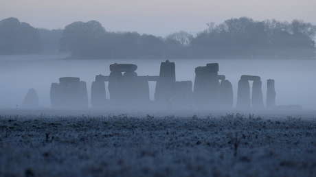 Un hombre busca artefactos con un detector de metales en Stonehenge y termina arrestado tras publicar fotos de sus hallazgos
