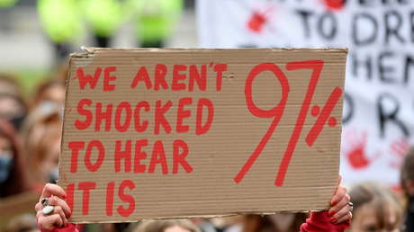 "Las mujeres deben ser inteligentes en la calle": Un jefe de policía británico renuncia tras comentarios sobre el asesinato de Sarah Everard