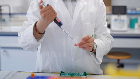 Suspenden un laboratorio de pruebas de covid-19 en Reino Unido por sospechas de 43.000 resultados incorrectos