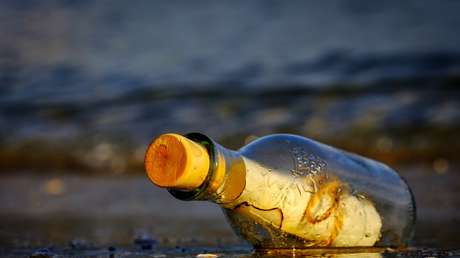 Escribe una carta con su madre, la tira al mar en una botella y se la devuelven 24 años después