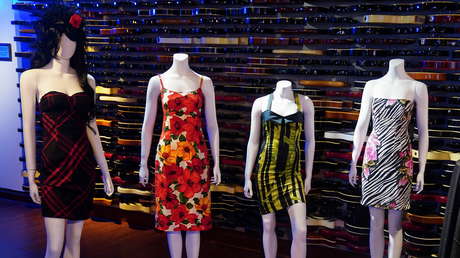 El vestido de su último concierto, libros y un osito de peluche: subastan más de 800 objetos de la cantante Amy Winehouse