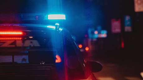 VIDEO: Se sube a un tractor, rompe un escaparate y trata de robar dos motocicletas