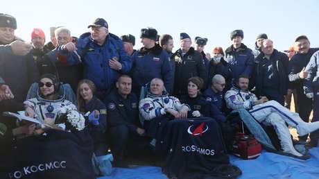 VIDEO:  El equipo ruso que filma la primera película en el espacio sigue grabando nada más aterrizar
