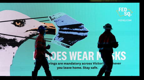 Un policía australiano revisa el vaso de café de un hombre para verificar su excusa por no usar mascarilla y la Red se indigna