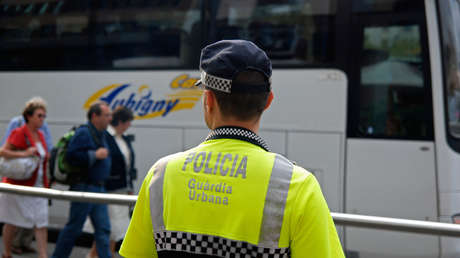 VIDEO: Da una brutal paliza a un policía que le pidió que se pusiera bien la mascarilla en un autobús