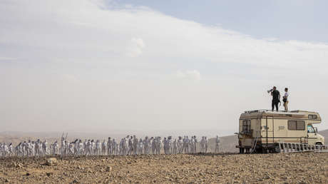 Cientos de voluntarios se desnudan para una sesión de fotos en Israel para llamar la atención sobre la disminución del mar Muerto