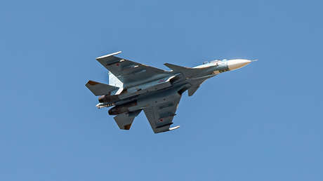 Dos cazas rusos escoltan a cuatro aviones de EE.UU. sobre el mar Negro