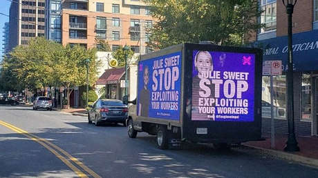 "Deja de explotar a tus trabajadores": moderadores de contenido de Facebook protestan por sus bajos salarios con una valla publicitaria móvil