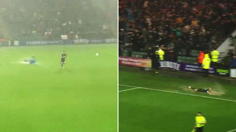 Dos futbolistas pierden el balón bajo la lluvia y se esfuerzan por anotar un gol con la portería vacía (VIDEOS)