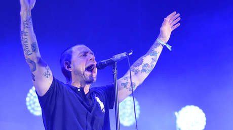 VIDEO: Popular músico bielorruso propina un cabezazo a un espectador que subió con una guitarra al escenario (y podría enfrentar consecuencias)