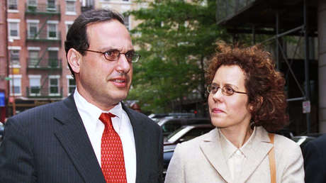 Un excirujano confiesa que estranguló a su esposa y la arrojó "desde un avión al océano" tras proclamarse inocente por más de tres décadas