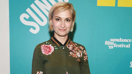 La muerte de Halyna Hutchins, baleada por Baldwin, es llorada por figuras de la industria, incluida la hermana de Brandon Lee, muerto de forma similar