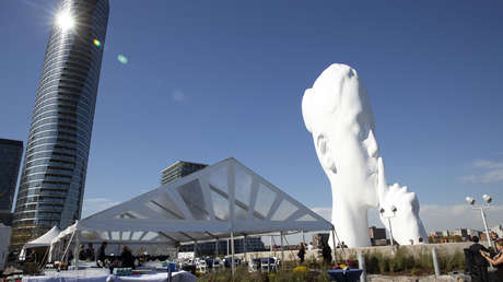 'El alma del agua', una imponente estatua de la cabeza de una mujer pide silencio en Nueva York (FOTO)