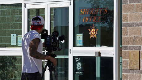 A Alec Baldwin le dijeron que la pistola no tenía balas reales antes del disparo que mató a Halyna Hutchins, según la declaración jurada