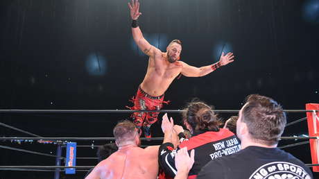 VIDEO: El luchador Lance Archer aterriza de cabeza tras un salto fallido desde las cuerdas del 'ring' y podría haberse lesionado