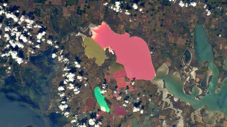 FOTO: Captan desde el espacio un deslumbrante mosaico de lagos multicolores en Crimea