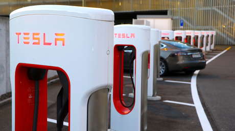 Tesla retira la última versión beta de su Conducción Autónoma Completa un día después de su lanzamiento debido a fallas de funcionamiento