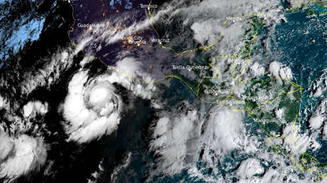 El huracán Rick toca tierra en el estado mexicano de Guerrero