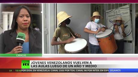 Jóvenes venezolanos vuelven a las aulas luego de un año y medio