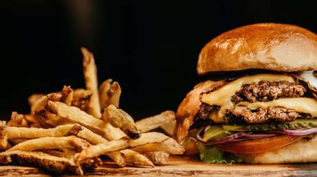 Los alimentos de populares cadenas de comida chatarra contienen unas sustancias químicas dañinas, según un estudio