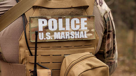 Policías en EE.UU. apuntan con una pistola a una mujer con su bebé tras irrumpir en el apartamento equivocado (VIDEO)