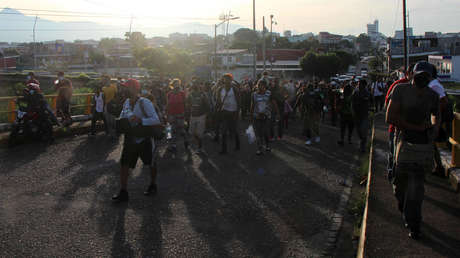 La 'caravana madre' avanza bajo el calor en México, mientras la CIDH denuncia el "uso excesivo de la fuerza" contra los migrantes