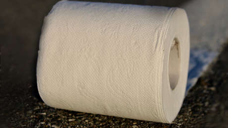 FOTO, VIDEO: Cientos de rollos de papel higiénico desperdigados por una autopista de California causan problemas de tráfico