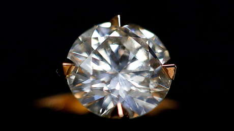 Una mujer casi tira a la basura un diamante de 2,7 millones de dólares creyendo que era una baratija (FOTO)