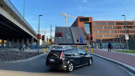 Un puente levadizo se abre mientras un auto con una familia dentro transitaba sobre él (VIDEO)