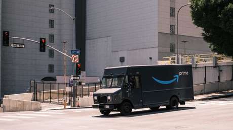 VIDEO: Despiden a un conductor de Amazon tras sorprender a una mujer saliendo por la puerta trasera de su vehículo de reparto