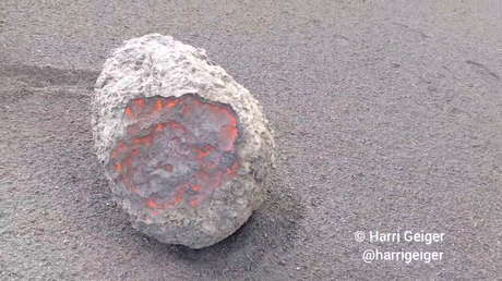 Enormes rocas incandescentes son expulsadas del volcán de La Palma (VIDEOS, FOTOS)