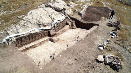 Arqueólogos en Irak encuentran una fábrica de vinos de tamaño industrial y bajorrelieves en piedra de 2.700 años de antigüedad