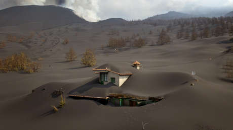 Como entre dunas: el manto de ceniza volcánica 'engulle' una casa en La Palma (FOTOS)